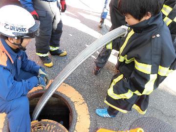 貯水槽から水をくみ上げる様子