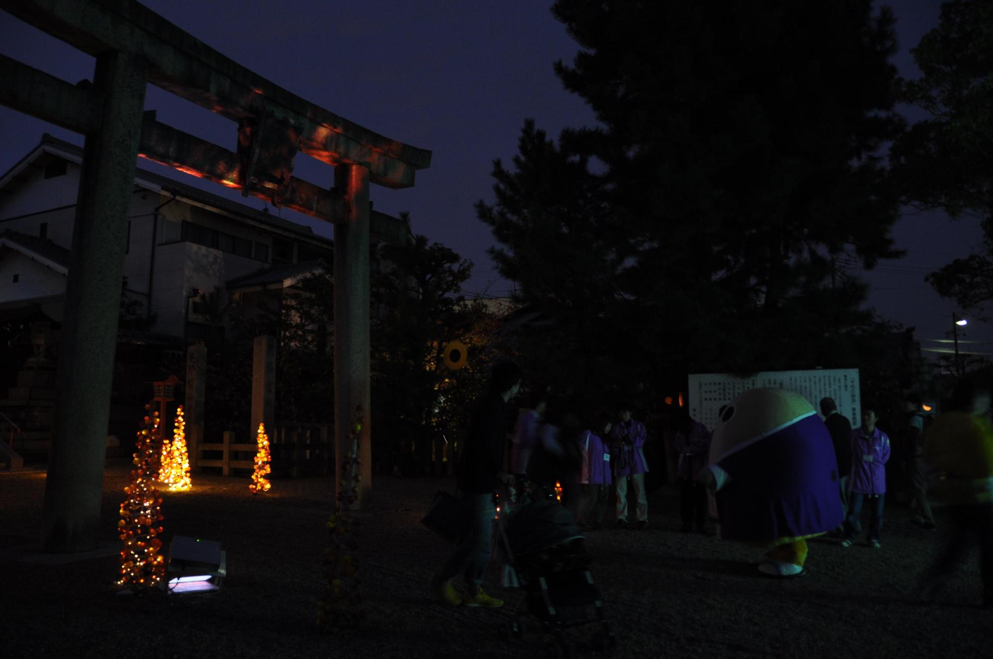 離宮八幡宮を雰囲気いっぱいに演出します