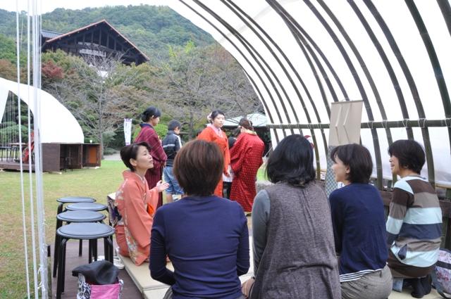アサヒビール大山崎山荘美術館の庭園に設けられた茶席でお茶を楽しむお客さんたち