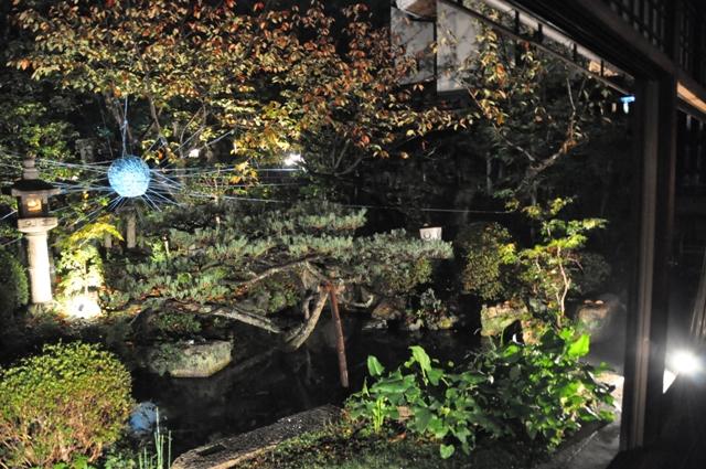 不思議な雰囲気に装飾、ライトアップされた離宮八幡宮の庭園