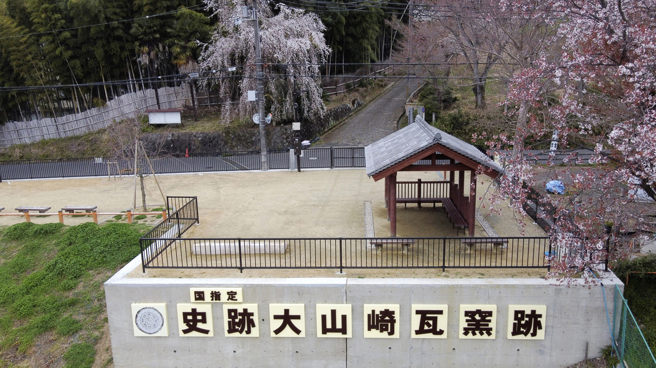 壁面名称板  園路広場（東から）