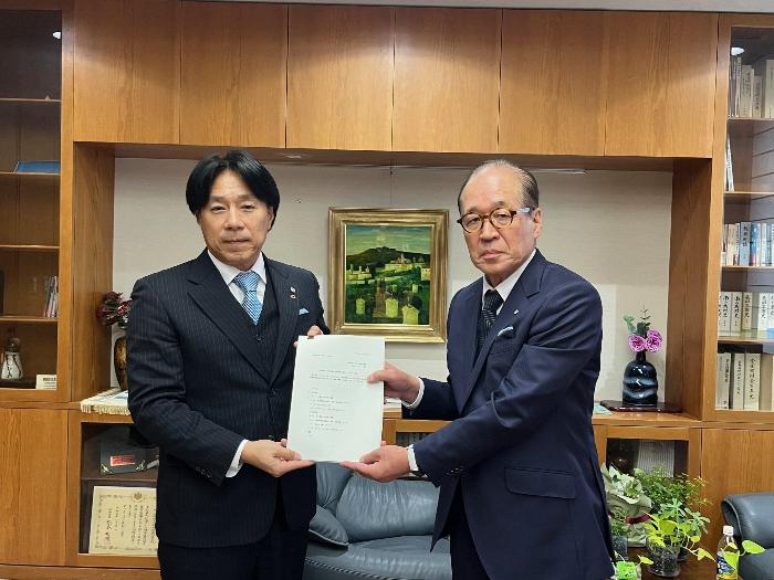 （左から）西谷会長、前川町長